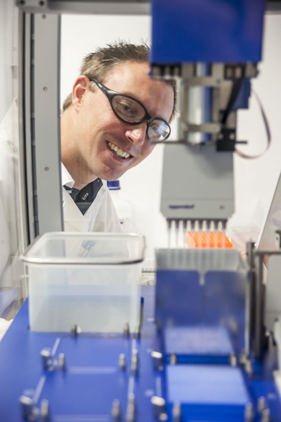 Dr Lars Kamphuis in the genomics laboratory